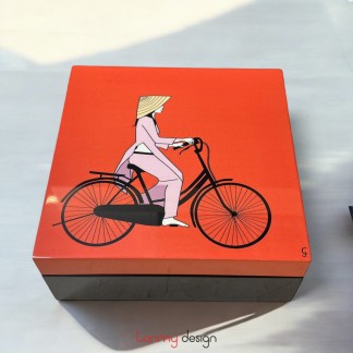 Square lacquer box with the Girl on bicycle pattern 15*15*6,2cm